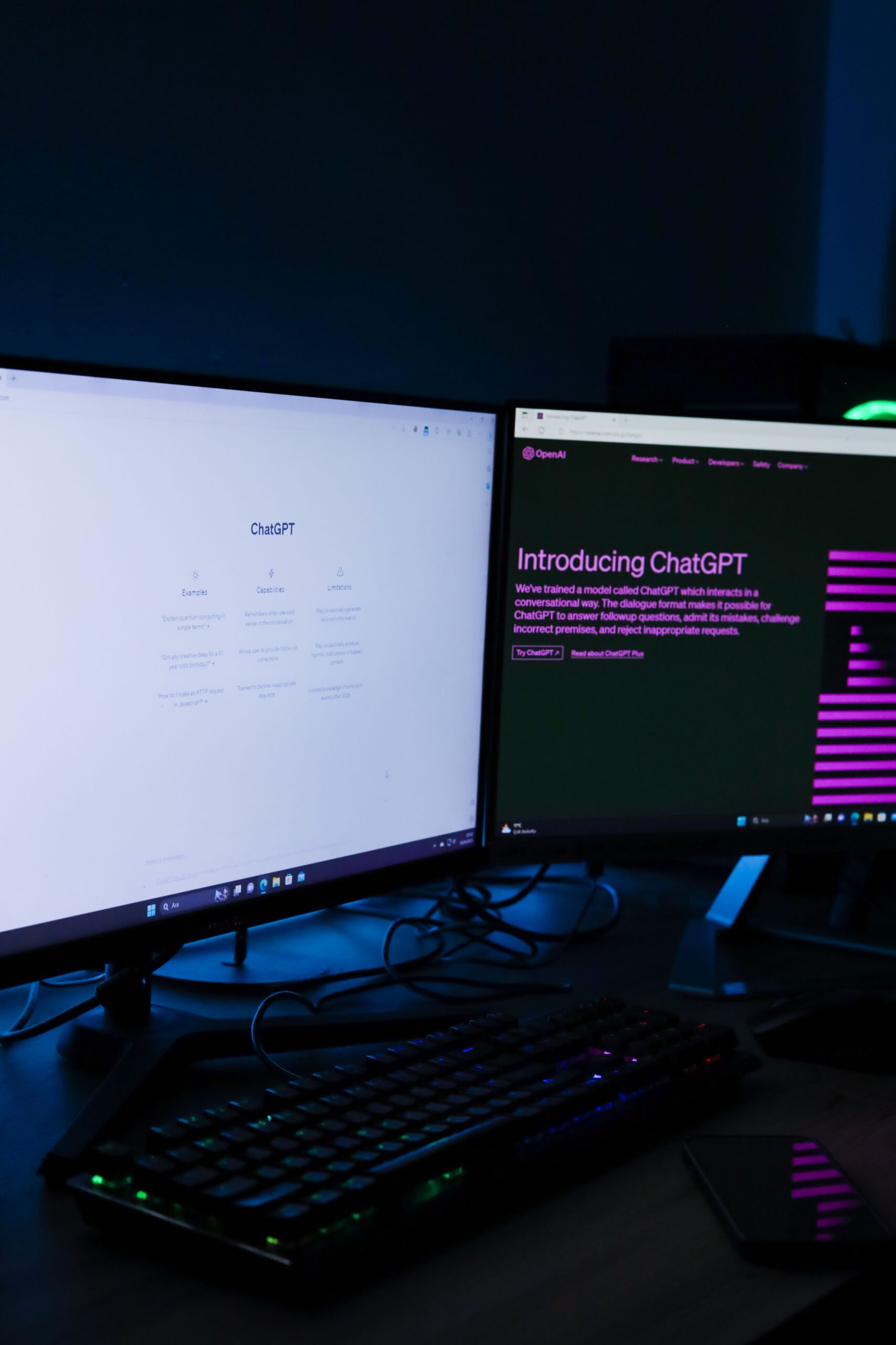 Setup de doble monitor mostrando ChatGPT y la web de OpenAI, iluminación tech violeta y verde — interfaces de motores generativos de IA en uso real.