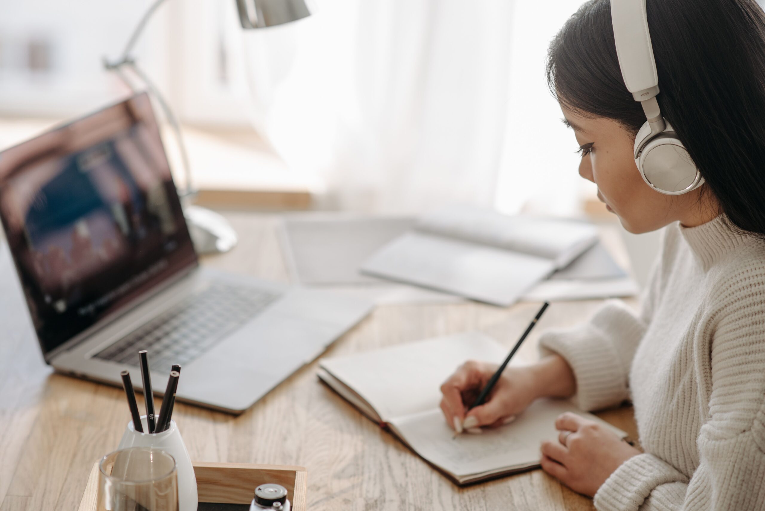 Profesionales formándose en inteligencia artificial generativa, herramientas como ChatGPT, Microsoft Copilot y Claude — categoría prioritaria de la FUNDAE 2026.